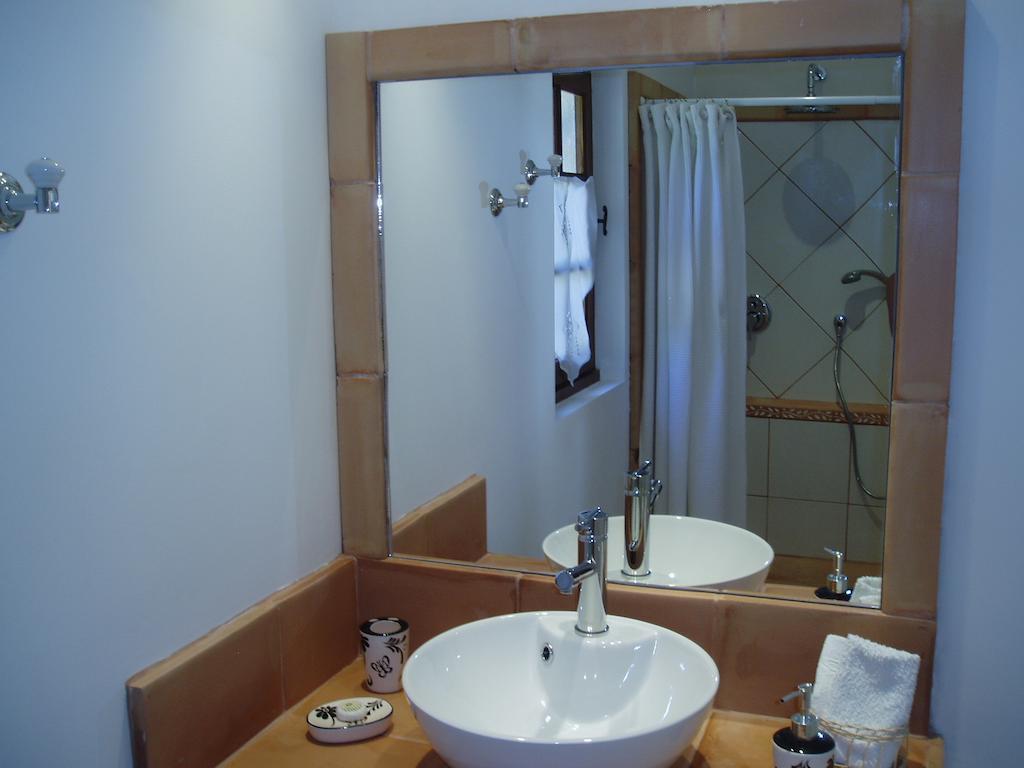 Saba Hotel Cabrieres-d'Avignon Room photo